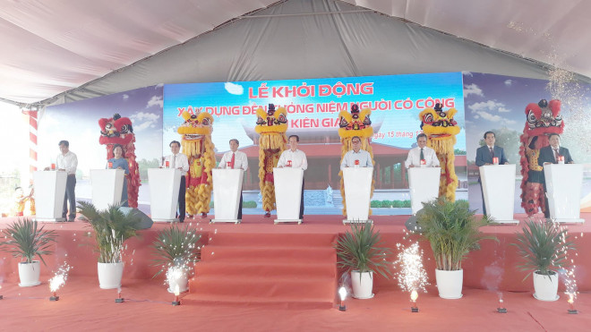 Lãnh đạo Tỉnh ủy, UBND tỉnh Kiên Giang cùng các đại biểu thực hiện nghi thức lễ khởi công dự án vừa qua
