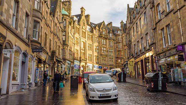 Phố Cockburn, Edinburgh, Scotland: Được xây dựng vào những năm 1850, đường&nbsp; dốc và uốn lượn cắt ngang qua các khu phố thời trung cổ khiến nó trở thành con đường rất ấn tượng.
