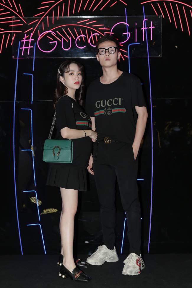 Joyce Phạm dù đang mang bầu nhưng vẫn xinh đẹp với đây đen của Gucci, được chồng hộ tống tại sự kiện. Kể từ khi về chung 1 nhà với chàng hot boy Tâm Nguyễn, ái nữ nhà đại gia Minh Nhựa chăm chỉ xuất hiện tại các sự kiện thời trang hơn. Phong cách tối giản nhưng đắt đỏ là hình ảnh thường thấy của Joyce Phạm. Cô sử dụng mẫu&nbsp;túi Dionysus, là một sản phẩm độc đáo chứa đựng cả một ý nghĩa thần thoại đằng sau.&nbsp;2 chiếc đầu mãnh hổ được chạm khắc trên nắp khóa túi, là hiện thân cho Dionysus, con trai của thần Zeus trong thần thoại Hy Lạp cổ đại. Có khá nhiều điển tích và nhiều câu chuyện li kì trong thần thoại Hy Lạp, nhưng cảm hứng thiết kế nên chiếc túi sách Dionysus chính là khi vị thần này hóa thân thành mãnh hổ để đưa một thiếu nữ xinh đẹp qua sông, kể từ đó dòng sông mang tên Tigris trong văn hóa Lưỡng Hà cổ đại.