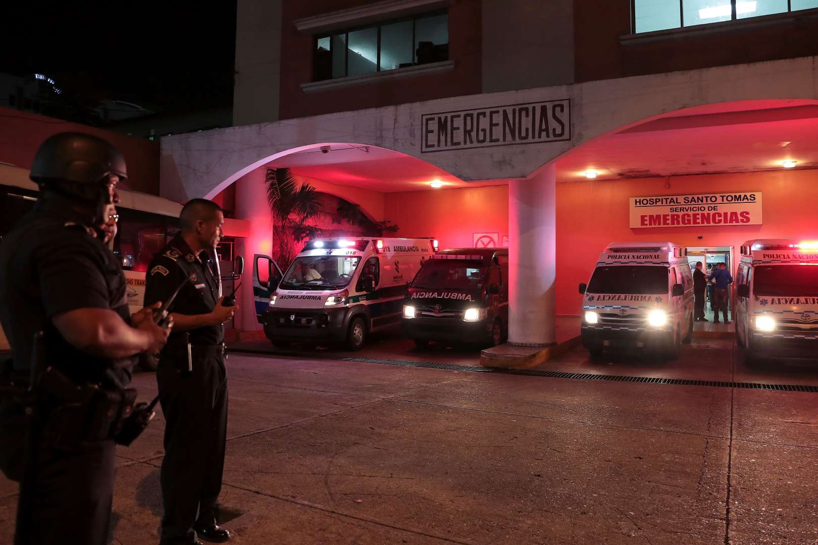 Cảnh sát Panama canh gác bên ngoài bệnh viện nơi các phạm nhân được cấp cứu (Ảnh: Reuters)