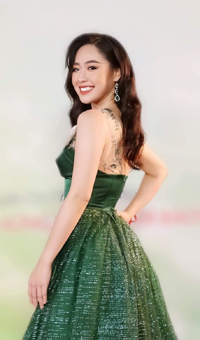 Về công việc ở đài truyền hình, Hà My chia sẻ: &#34;Đây là lần đầu tiên tôi bước chân vào lĩnh vực báo chí. Ngoài viết tin thì biên tập viên còn phải có kỹ năng dựng hình và biết lấy nguồn tin, nguồn hình. Ban đầu có khó khăn nhưng hiện tại tôi đã quen dần.&#34;