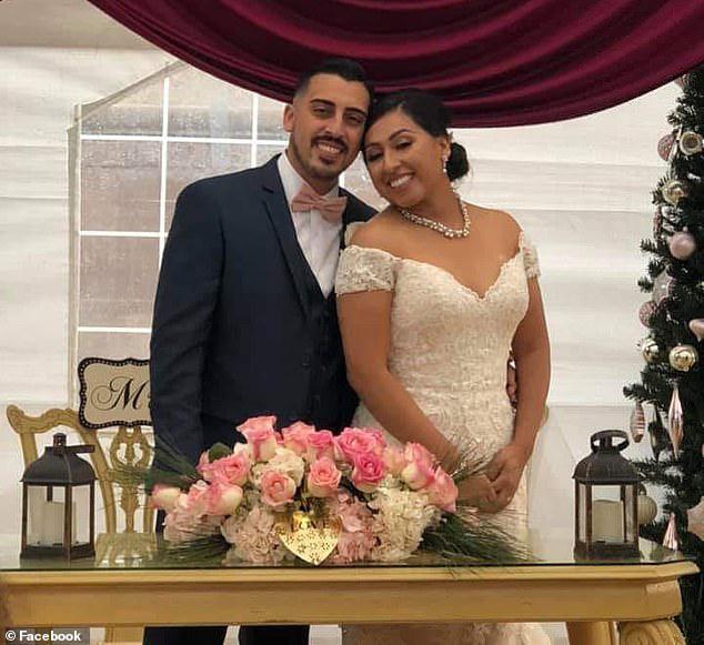 Chú rể Joe Melgoza mỉm cười hạnh phúc bên cạnh cô dâu xinh đẹp Esther trong tiệc cưới của cả hai.