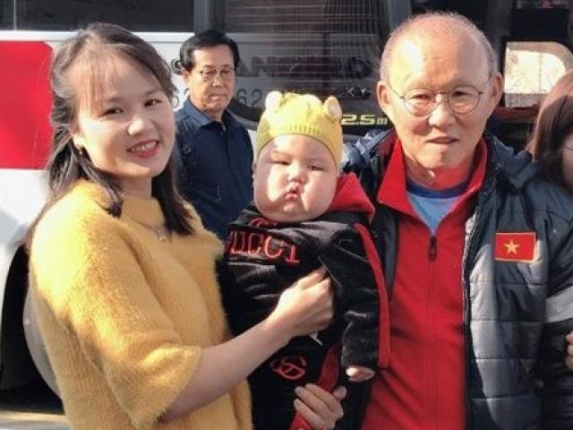 Ca nhạc - MTV - Chụp ảnh với U23 Việt Nam gây sốt, mẹ bé "tiểu màn thầu" tiết lộ điều bất ngờ