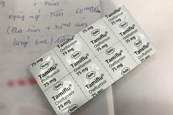 Theo PGS. TS Trần Minh Điển, trong điều trị cúm, Tamiflu (chứa hoạt chất Oseltamivir hàm lượng 75 mg) là thuốc không được sử dụng tùy tiện, chỉ được chỉ định với những trường hợp có các biến chứng như viêm phổi và khi có chỉ định của bác sĩ, người bệnh mới dùng thuốc này, không nên tự ý mua thuốc về chữa cúm. Ảnh minh họa: Internet