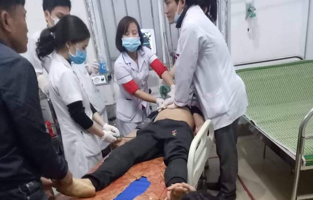 Một nạn nhân được đưa vào cấp cứu tại bệnh viện