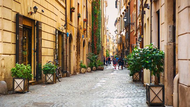 Via dei Coronari, Rome, Italy: Cách để tận hưởng vẻ đẹp của con đường này tốt nhất là dừng chân tại một trong những quán cà phê tinh tế thưởng thức một tách espresso và chiêm ngưỡng các tòa nhà của Via dei Coronari hầu hết có từ thời Phục hưng.
