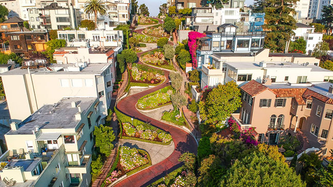 Phố Lombard, San Francisco, Mỹ: Nổi tiếng với con đường uốn lượn giữa các bồn hoa, Phố Lombard là một trong những điểm thu hút nhộn nhịp nhất của San Francisco.
