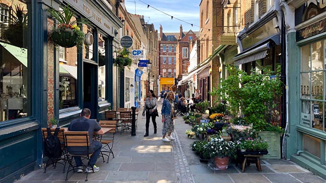 Flask Walk, Hampstead, London, Anh: Nằm cách xa con đường chính ở Hampstead, Flask Walk là một con đường lãng mạn ở London, với một quán rượu truyền thống, cửa hàng thời Victoria và những căn nhà tuyệt đẹp.
