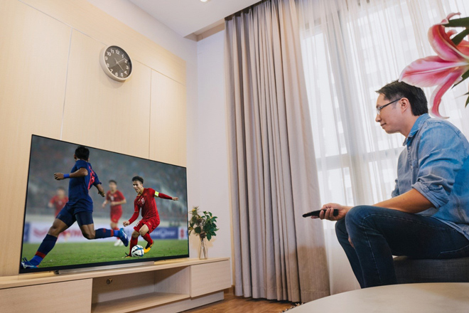Sau lịch trình làm việc dày dặc, TV LG OLED giúp BLV Anh Ngọc có những phút giây thư giãn đầy ý nghĩa