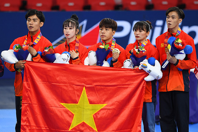 Châu Tuyết Vân (thứ 2, từ trái sang) cùng đồng đội tỏa sáng tại SEA Games 30 vừa qua