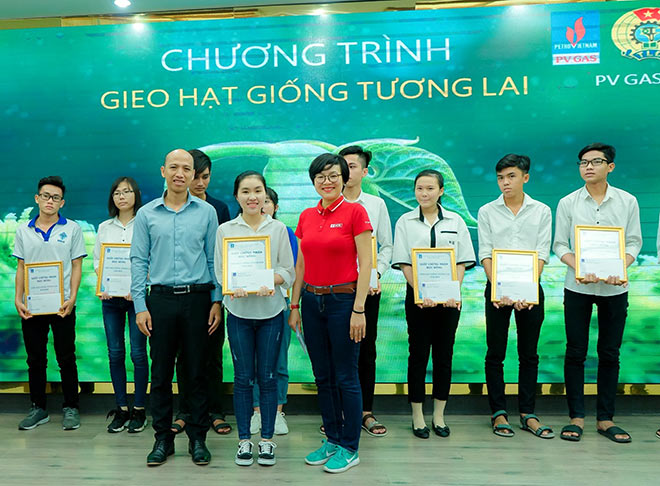 KCM trao tặng học bổng cho sinh viên trong chương trình “Gieo hạt giống tương lai năm 2019” - 1