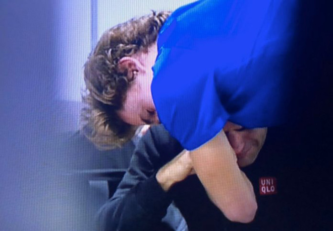 Federer suy sụp khóc trong phòng thay đồ