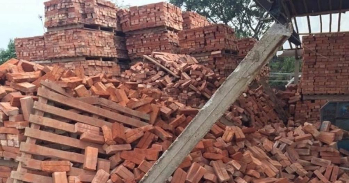 Tin tức trong ngày - Sập đống gạch cao 5m, 3 người chết, 1 người bị thương