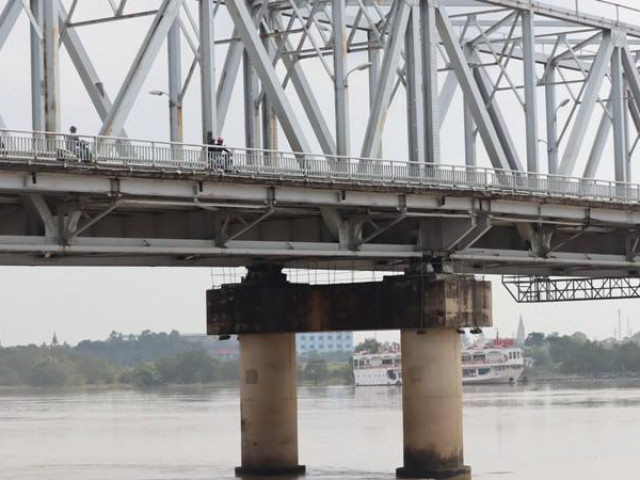 Tin tức trong ngày - Thiếu tá cứu người cầu Bến Thủy: Tôi không kịp nghĩ an toàn