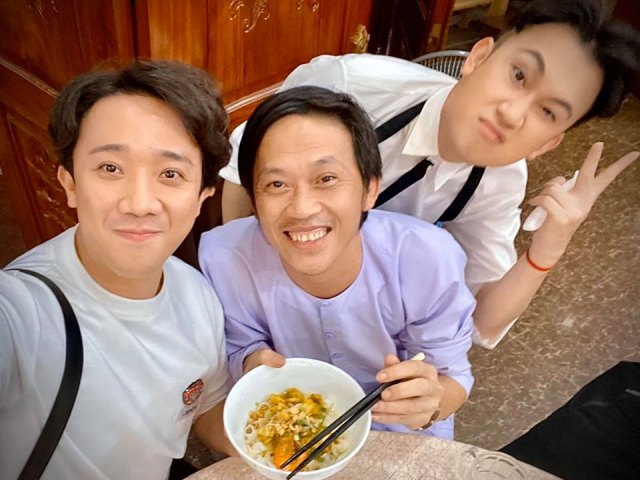 Đời sống Showbiz - Trấn Thành mặt đỏ ửng, say xỉn trong tiệc sinh nhật của Hoài Linh