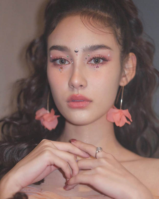 Lay-out trang điểm nhấp nhánh đẹp mê mẩn cho bữa tiệc cuối năm - 1