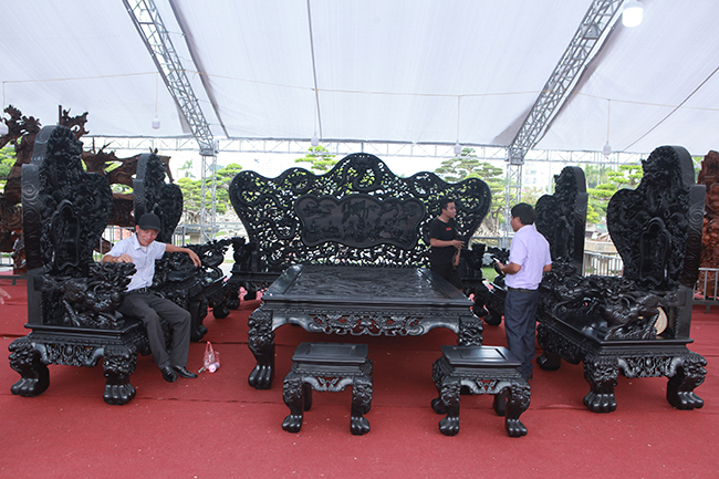 Tại triển lãm mới đây tại TP. Thanh Hóa, bộ bàn ghế bằng gỗ mun đen “khủng” gây choáng ngợp với rất nhiều người dân và giới chơi đồ gỗ.