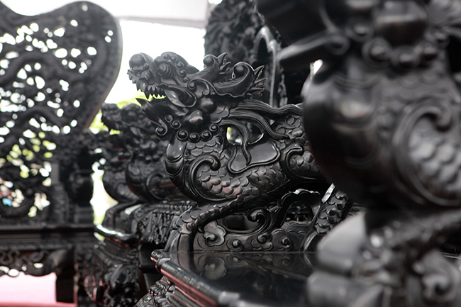 Tay ghế hình con vật linh thiêng.