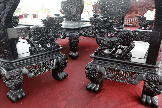 Theo giới chơi đồ gỗ, bộ bàn ghế này có một không hai&nbsp;ở Việt Nam.