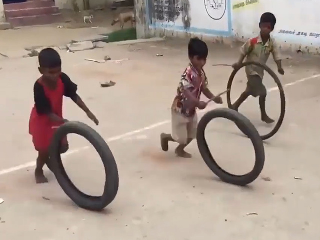 Video Clip Cười - Khi trẻ con không có điện thoại di động thì sẽ làm gì?