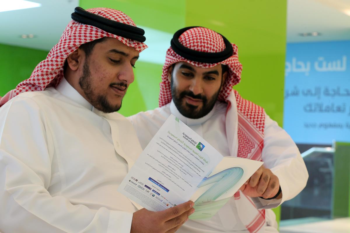 Một số doanh nhân Saudi kiểm tra thông tin IPO của Saudi Aramco (Nguồn: Reuters)