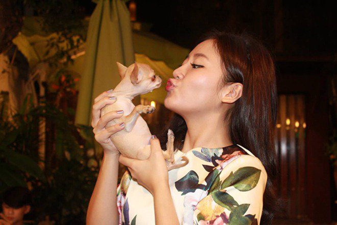 Văn Mai Hương được biết đến là người yêu chó khi thường xuyên đăng tải hình ảnh với thú cưng.