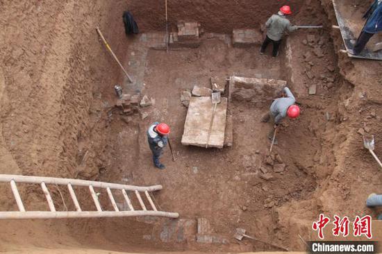 Các nhà khảo cổ Trung Quốc khai quật ngôi mộ trong 4 tháng, đến tháng 12 thì hoàn tất.
