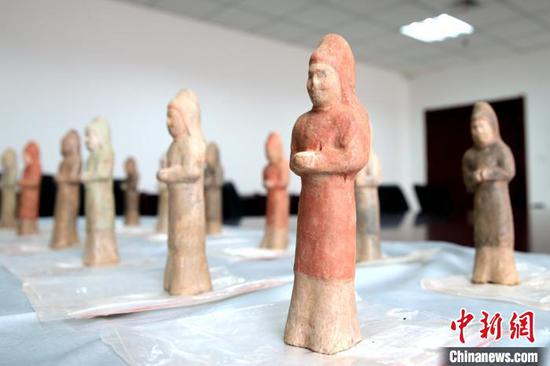 Những tượng gốm sơn màu được tìm thấy trong mộ. 