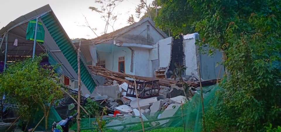 Phần mái tường nhà đổ ngổn ngang