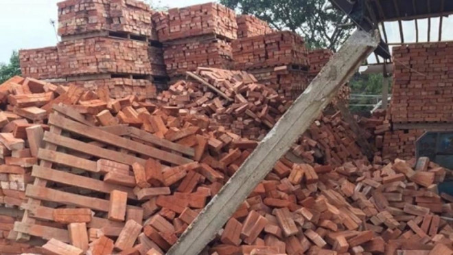 Quá bất ngờ, các nạn nhân không kịp chạy nên bị gạch đè vào người. (Ảnh CAND)