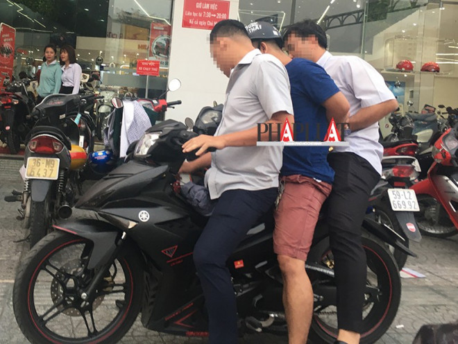 Minh bị thanh tra Công an TP.HCM mời về trụ sở làm việc. Ảnh: N.Trà/PLO