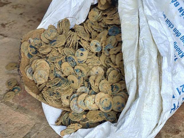 Tin tức trong ngày - Đào móng nhà phát hiện 3 hũ tiền hơn 100kg