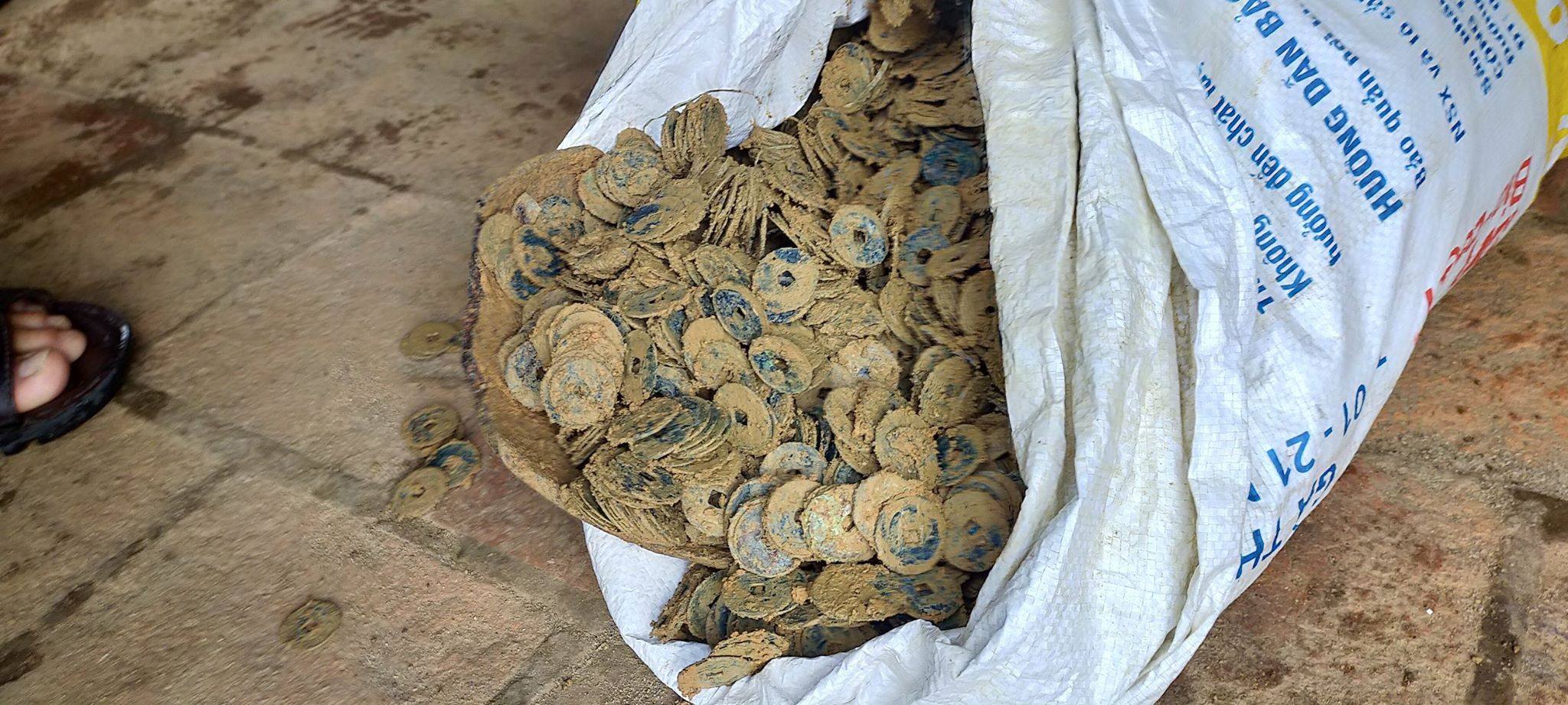 Hơn 100kg đồng xu cổ có mặt chữ Hán được tìm thấy dưới lòng đất.