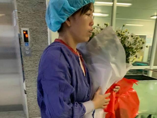 Sức khỏe đời sống - Người mẹ trẻ ôm bó hoa cúc trắng đi đón con trai sau khi hiến toàn bộ mô tạng