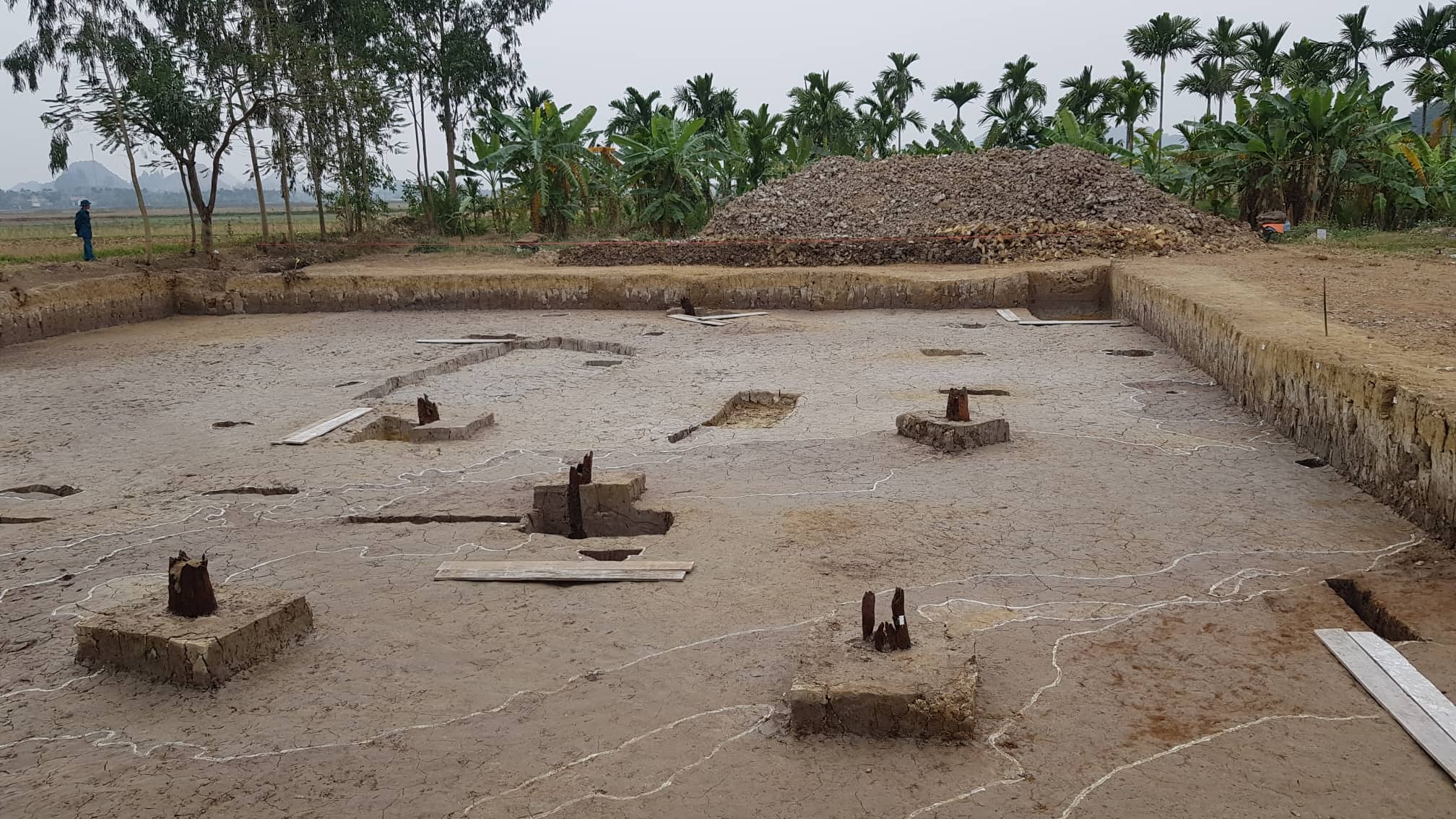 Ngày 1/10, trong quá trình đào vườn, ông Nguyễn Tuân Triệu (ngụ thôn 3, làng Mai Động, xã Liên Khê, huyện Thủy Nguyên, TP. Hải Phòng) phát hiện 2 cọc gỗ dài hơn 3m, đường kính hơn 30cm. Người dân cho rằng đây có thể là cọc gỗ liên quan đến các trận đánh trên sông Bạch Đằng nên đã báo cơ quan chức năng. Sau đó, Bộ Văn hóa - Thể thao và Du lịch đã có quyết định cho khai quật&nbsp;khảo cổ tại nơi phát hiện các cọc gỗ.
