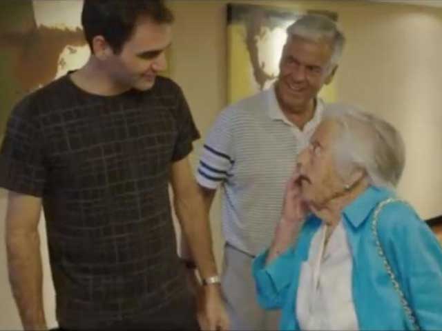 Federer bên cụ bà Dorothea