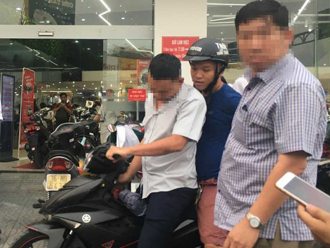 Chiều 18-12, khi Minh chạy xe máy của Thiếu úy Vinh đến nơi nhận tiền thì bị Thanh tra Công an TP.HCM giữ lại, đưa về trụ sở làm việc. Ảnh: TRÀ - TÂN