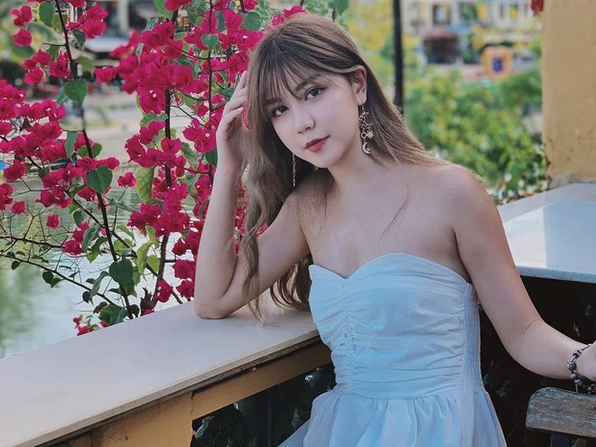 Nhiều người nghi ngờ hot girl Hà
Thành đã đụng chạm dao kéo nhưng những fan dõi theo An Japan nói
hot girl này gần đây trông "Tây" hơn do để kiểu tóc nhuộm sáng màu
và thay đổi cách trang điểm.