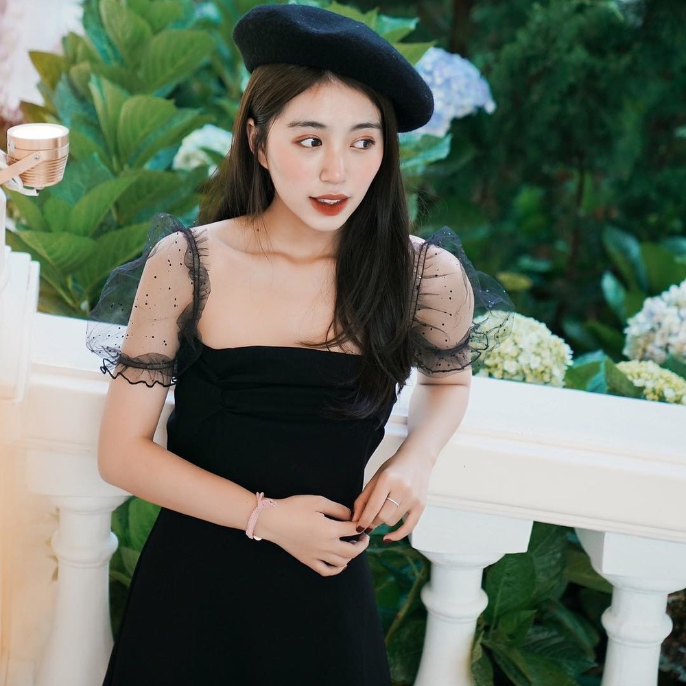 Được biết đến là một trong ba mảnh
ghép xinh đẹp đến từ "Bộ ba sát thủ", Mẫn Tiên là một trong những
hot girl Hà Nội luôn nhận được sự yêu mến từ đông đảo giới trẻ.
Ngoại hình xinh xắn, dễ thương, cùng nụ cười đầy năng lượng của cô
nàng khiến nhiều người xao xuyến