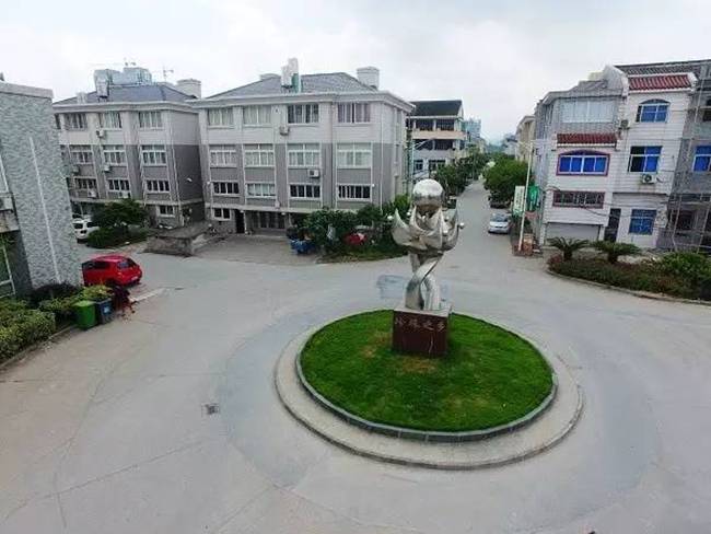 Số tiền chia thưởng chính là từ tiền bán khu đất nói trên. Hiện, cán bộ của làng đang xin ý kiến người dân, nếu được nhất trí thì sẽ phát tiền cho mọi&nbsp;người từ trẻ con đến người lớn.