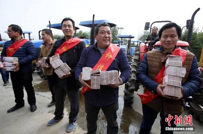 Có nông dân được chia số tiền thưởng tới hơn 100.000 nhân dân tệ.&nbsp;