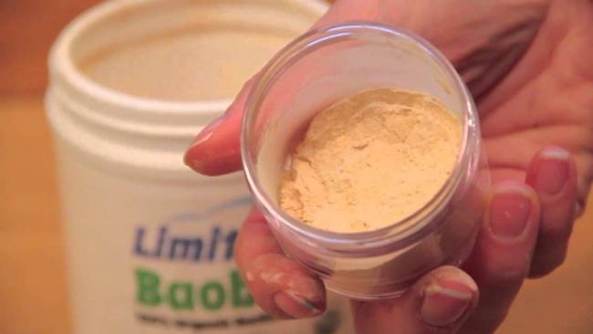 Điểm đặc biệt ở baobab là khả năng trữ nước bên trong cây to phình ra. Dung tích trữ nước có thể tới 120.000 lít nước đủ để cây tồn tại trong điều kiện khô cằn.