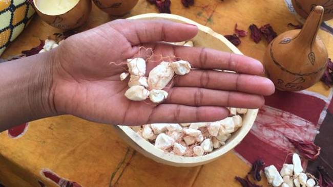 Bột lấy từ quả baobab chứa các khoáng chất như: iboflavin, canxi, magiê, kali, sắt và phytosterol, với hàm lượng protein và chất béo thấp.&nbsp;
