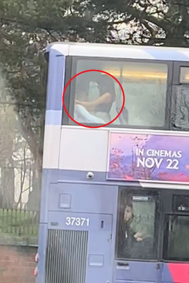 Cặp đôi bị bắt gặp quan hệ tình dục trên xe bus 2 tầng ở Anh