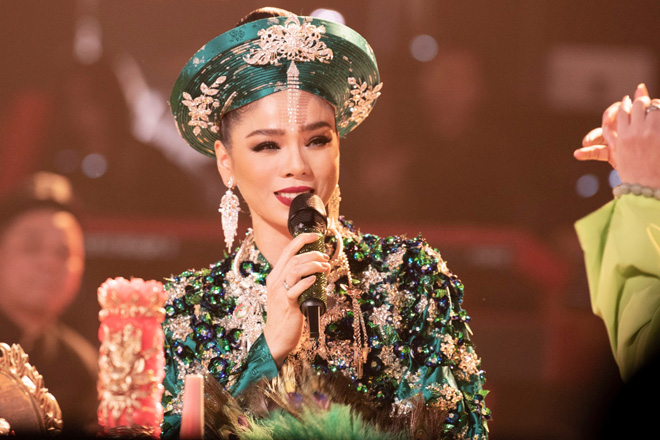 Hoài Linh mặc áo bà ba, mang dép lào đi xem show 30 tỷ của Lệ Quyên - 13