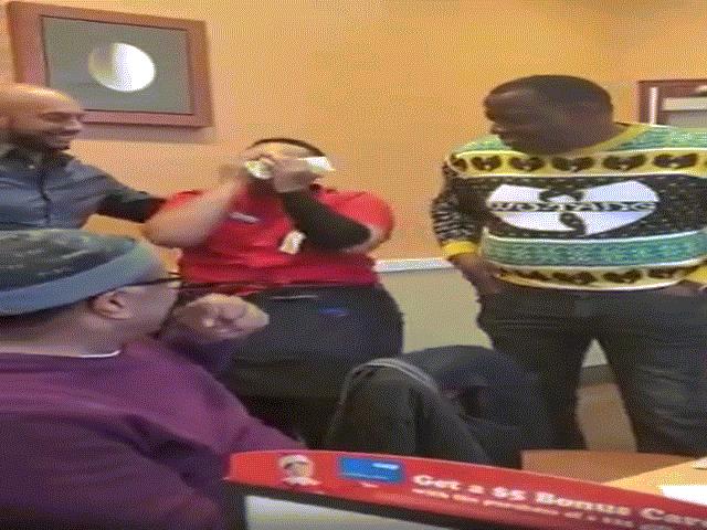 Phi thường - kỳ quặc - Được khách hàng boa "khủng" trước dịp Giáng Sinh, đây chính là nữ bồi bàn may mắn nhất quả đất