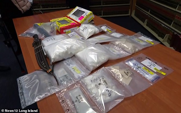 Một số lượng lớn ma túy, hung khí thu giữ được từ băng đảng MS-13 tại New York (Ảnh: News12 Long Island)