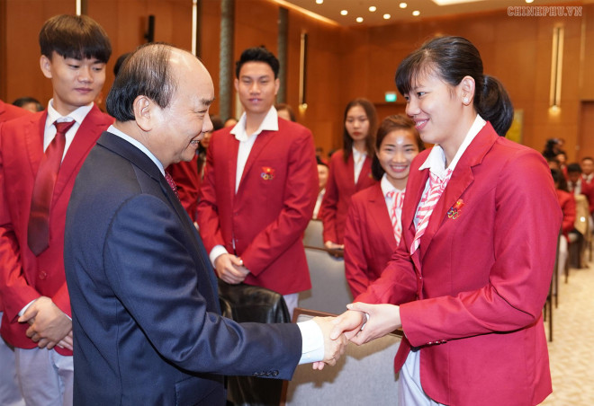 Thủ tướng chúc mừng thành tích của kình ngư Nguyễn Thị Ánh Viên - Ảnh: Quang Hiếu