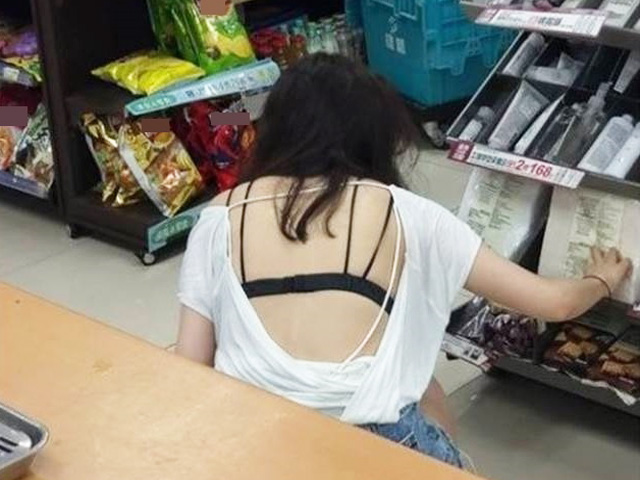 Thời trang - "Trào lưu" khoe dây áo trong nơi công cộng của chị em Trung Quốc gây phản ứng