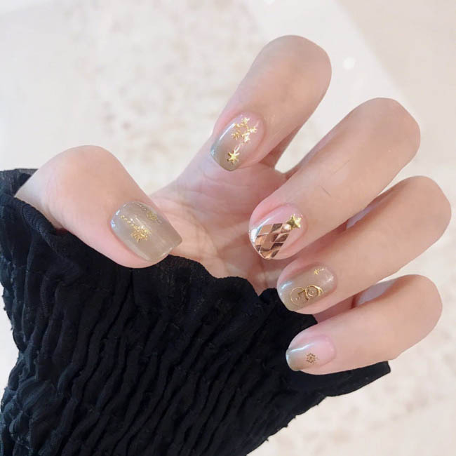Tổng hợp những mẫu nail lấp lánh cực mới lạ cho Giáng sinh, nàng nào cũng mê - 1